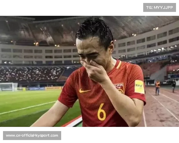 瓦尔特·沃克凭足跟勾战胜路易·萨瑟兰 展现重量级地面技术